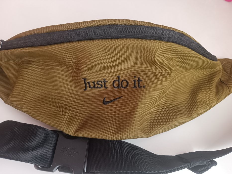 Продам оригинальную сумку на пояс, бананку Nike