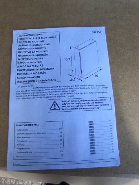 Szafka z lustrem do łazienki wisząca z półkami w środku