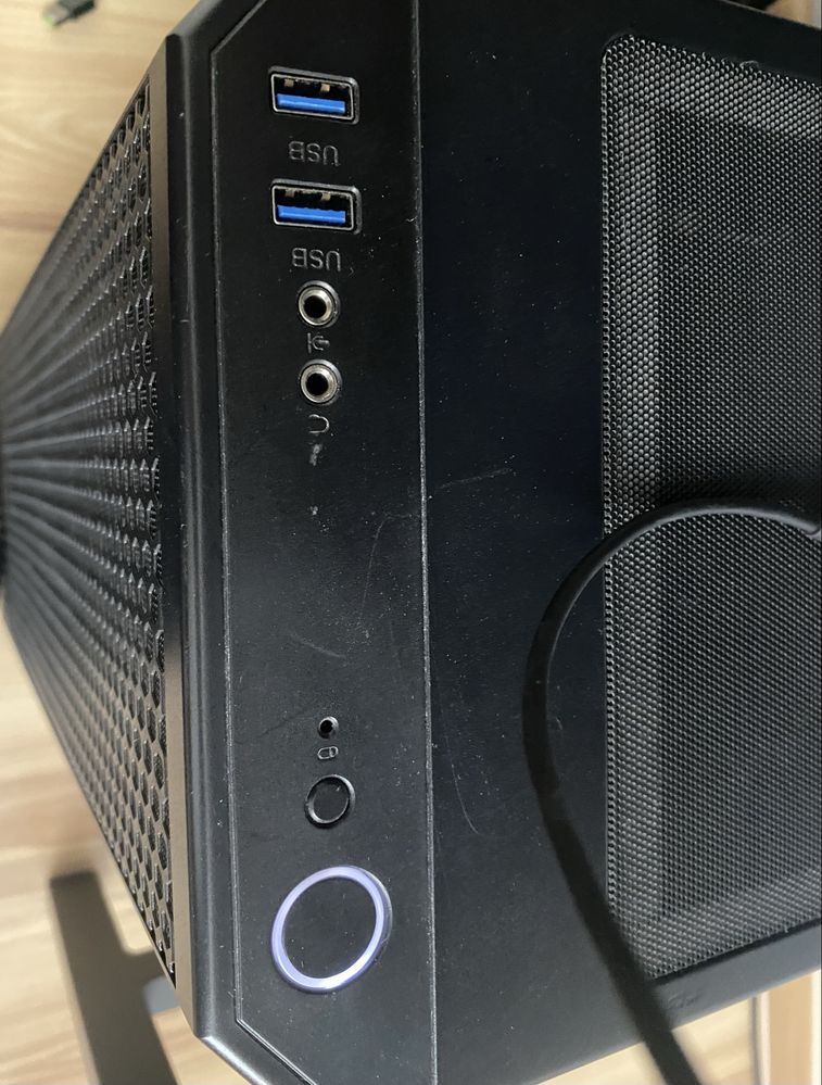 Komputer stacjonarny z monitorem i calym set-upem.