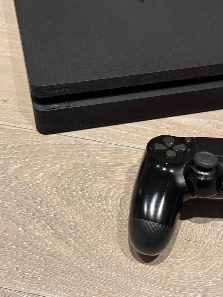 Konsola PS4 slim jak nowa