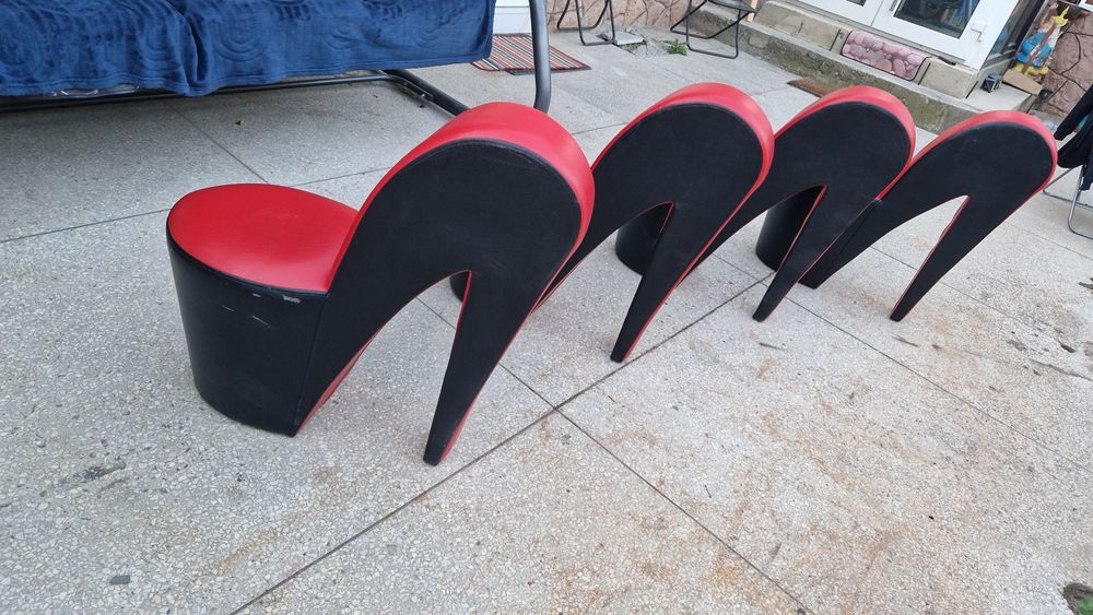 Чудові сучасні крісла.