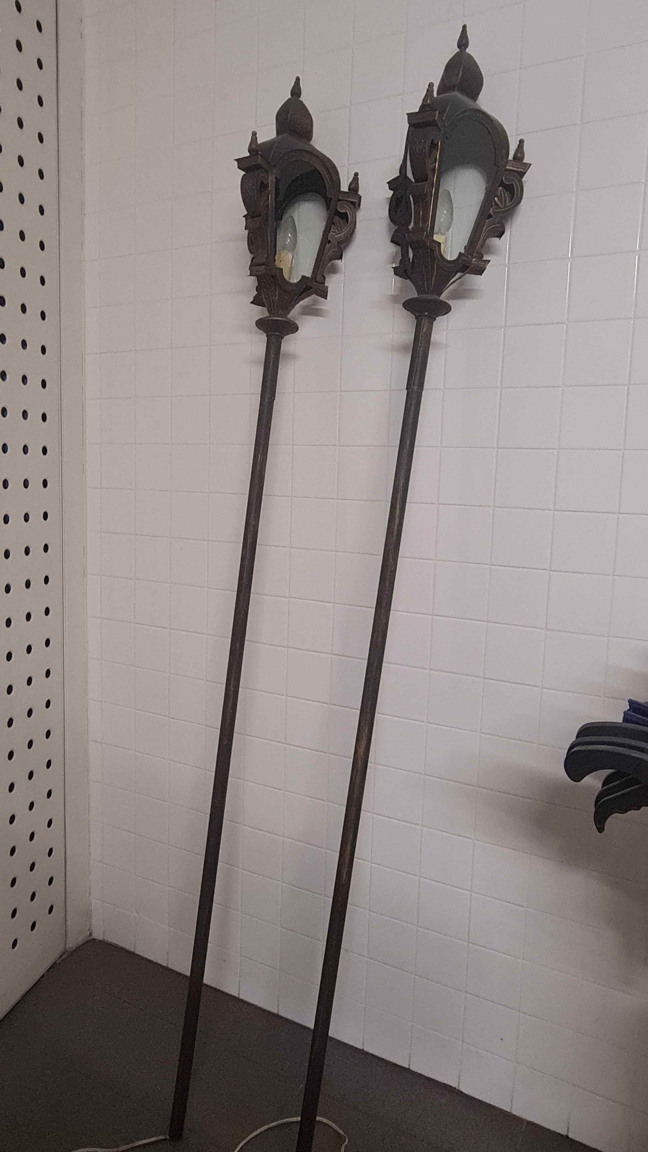 Candeeiros x2 verticais com estilo medieval
