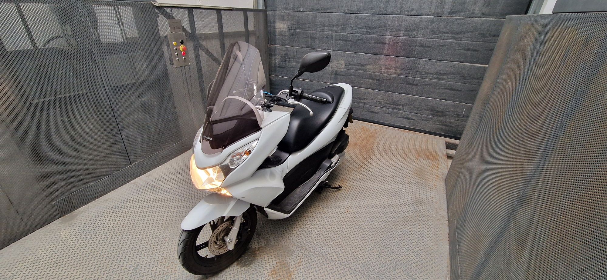 PCX linda com 23 mil km rodados