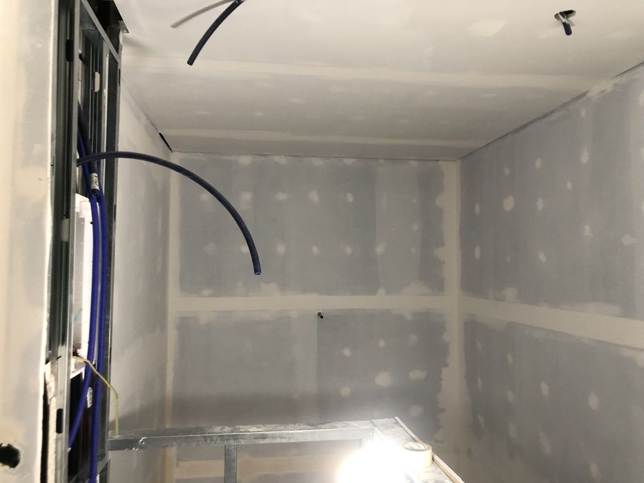 Faço Pintura interior e esterio .