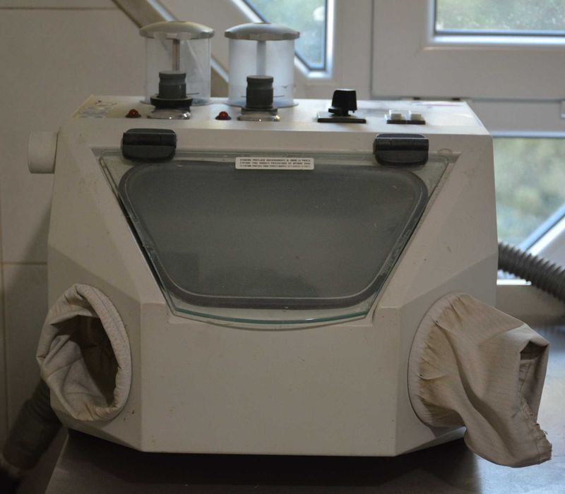 Equipamento de laboratório em boas condições