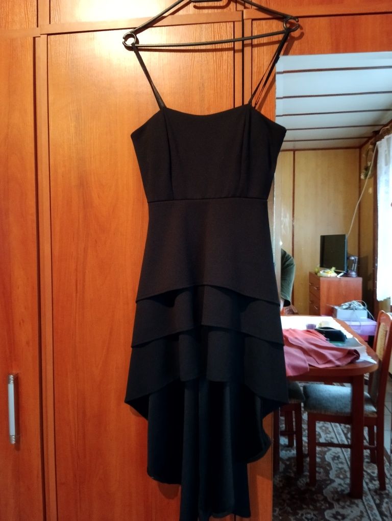 Czarna sukienka z przedłużanym tyłem