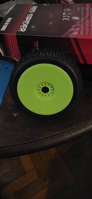 Pneus 1/8 rc carro telecomando  
Pneus novo por usar em caixa  
Entreg