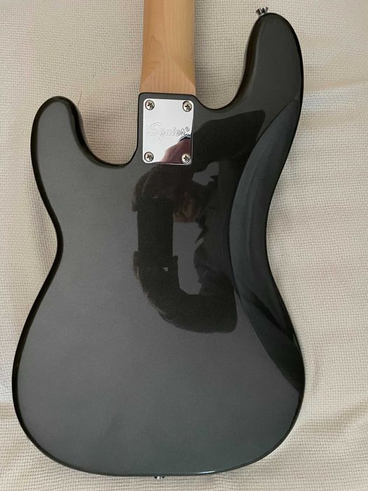 Baixo eléctrico Squier Affinity como novo cordas novas