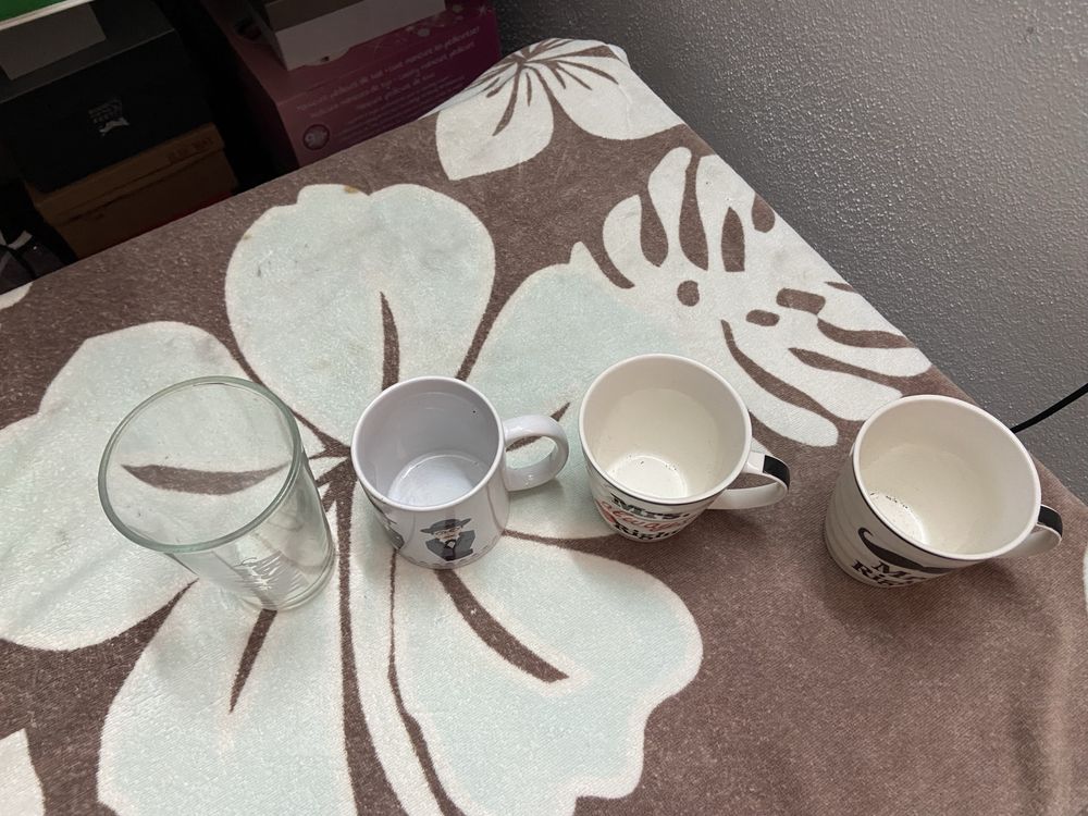 3 canecas e um copo