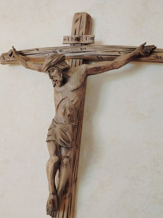 Duży drewnian rzeźbiony krzyż..