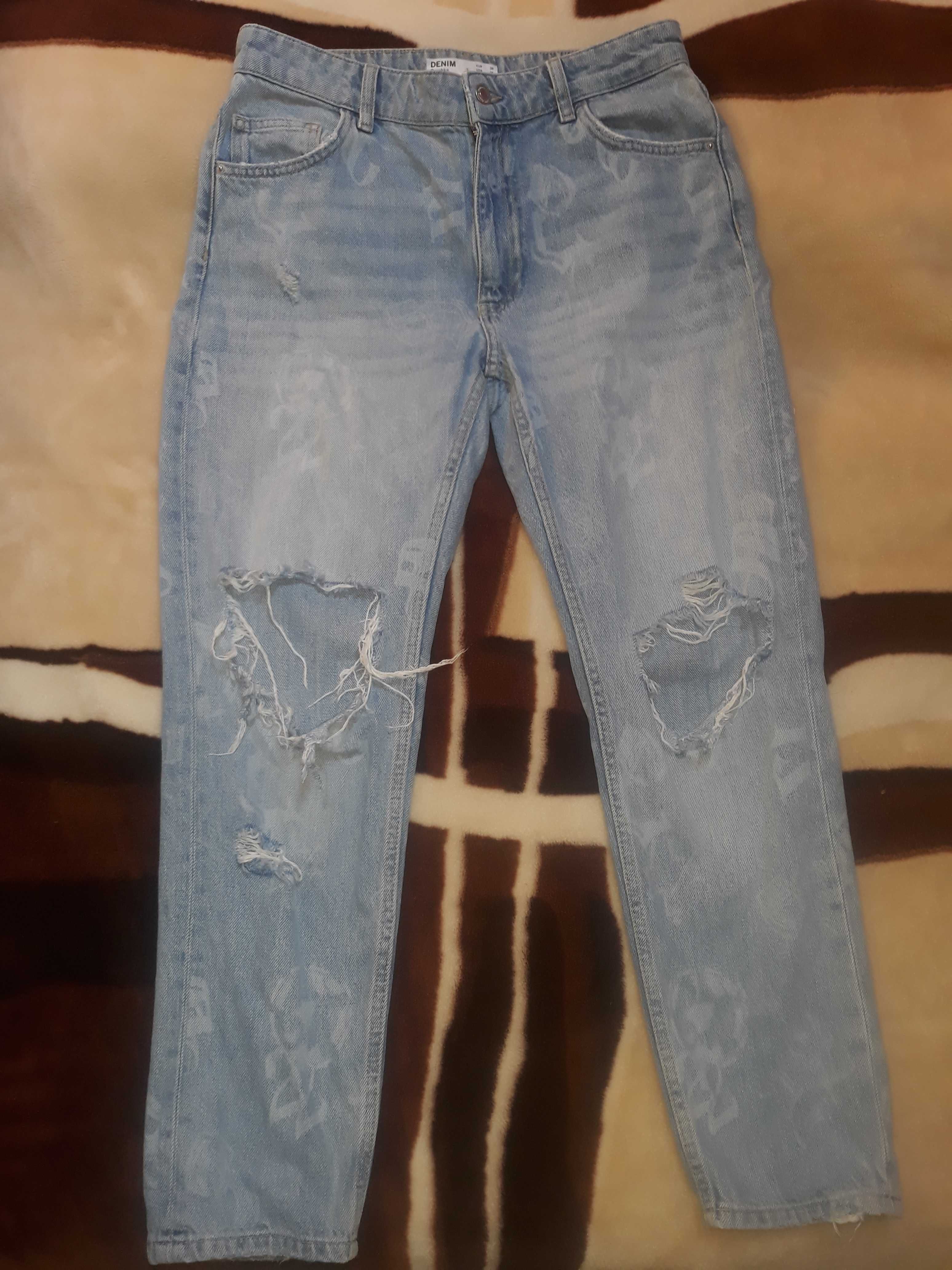 Джинсы голубые  Bershka
