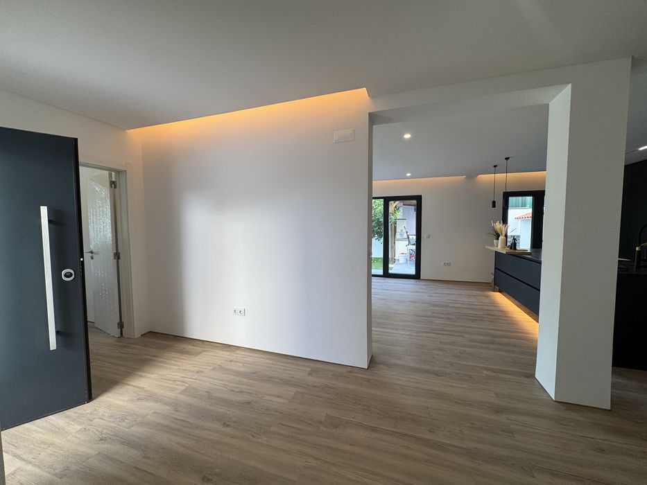 Moradia T4 nova com Jacuzzi, jardim privado e acabamentos de luxo