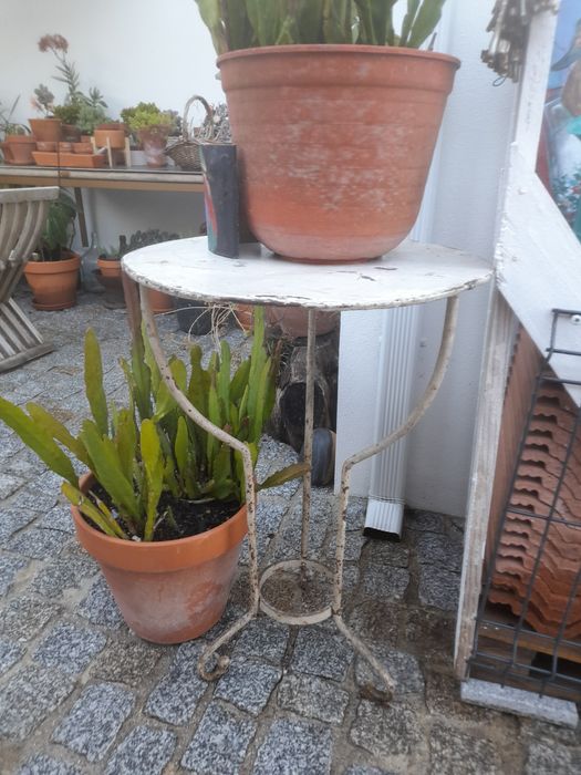 Mesa em ferro para jardim