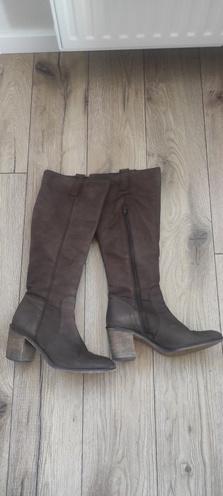 Brązowe długie kozaki damskie.