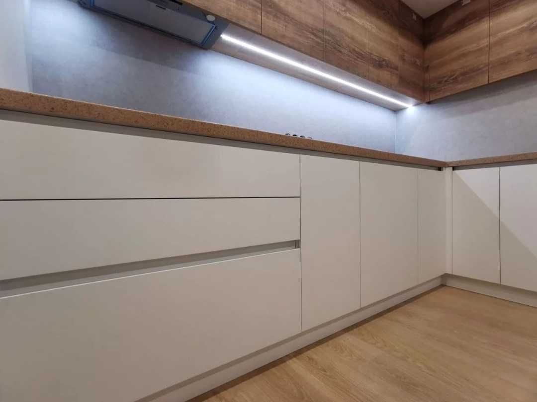 Кухонні меблі за ціною виробника. Компактна кутова кухня під стелю.