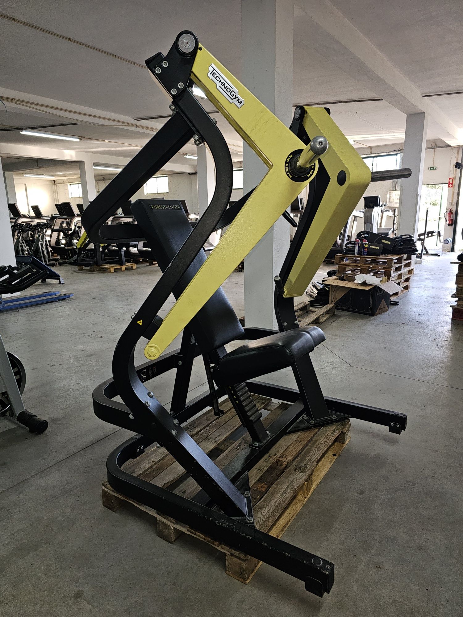 Technogym pure strength wide chest