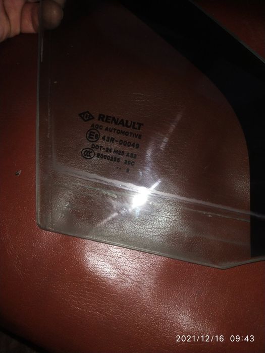 Скло Косинка передньої правої дверки Renault scenic