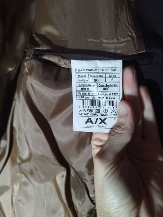 Чоловічий піджак коричневий на випускний фотосесію