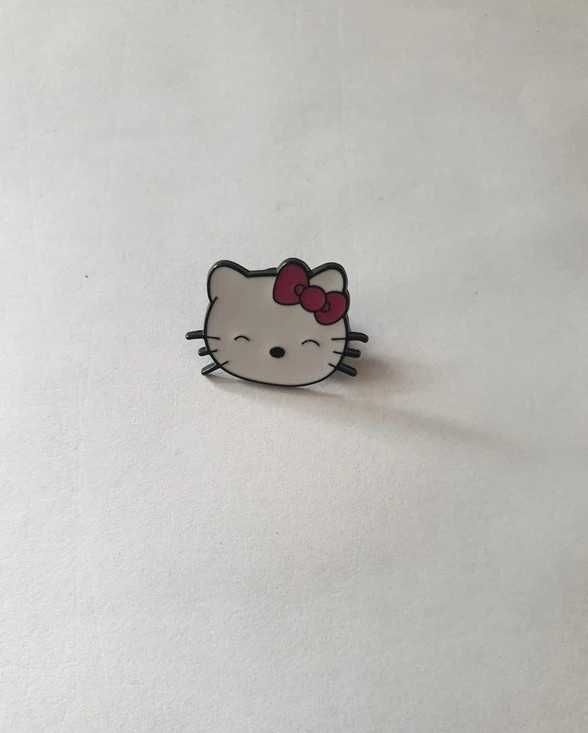 Badge, metalowa przypinka Hello Kitty