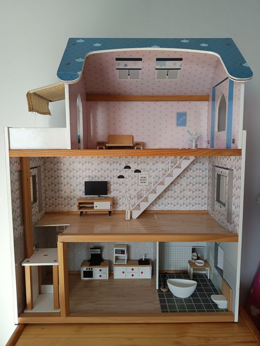 Casa de bonecas de madeira