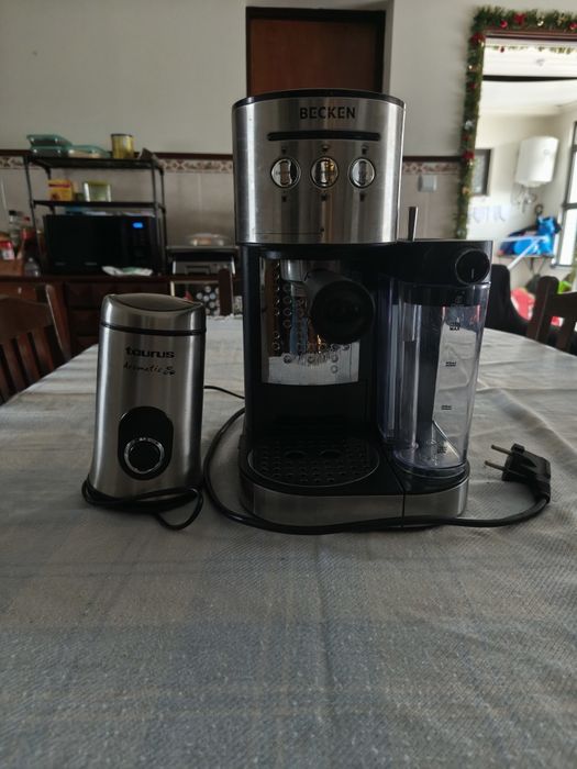 Máquina de café e moedor de grãos