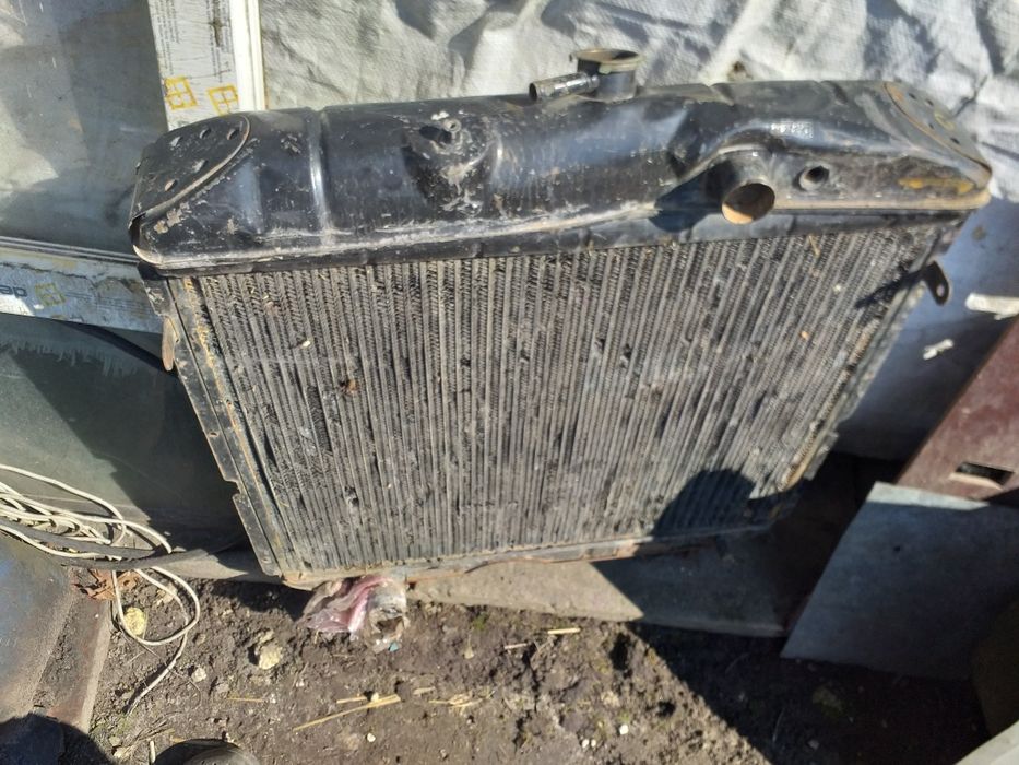 Запчамтини до трактора ДТ-75 і радіатор до автомобіля.