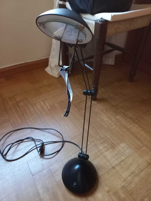 Candeeiro de secretária muito prático