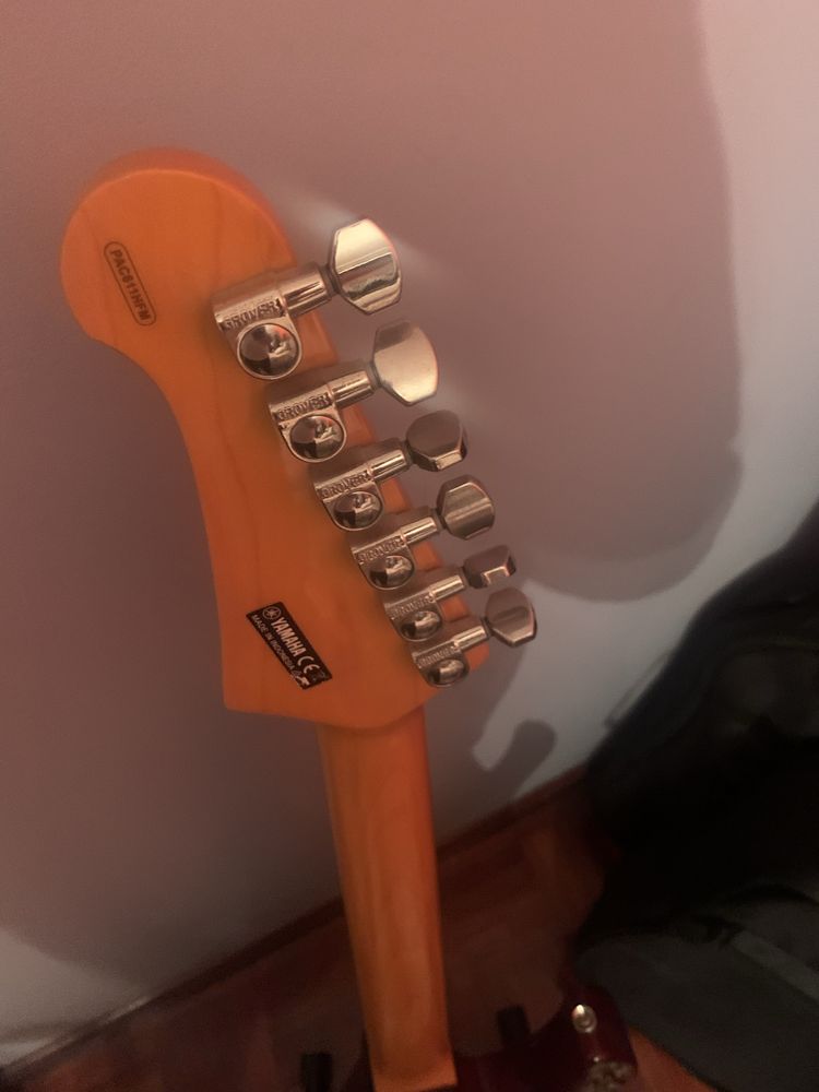 Guitarra yamaha HFM 611