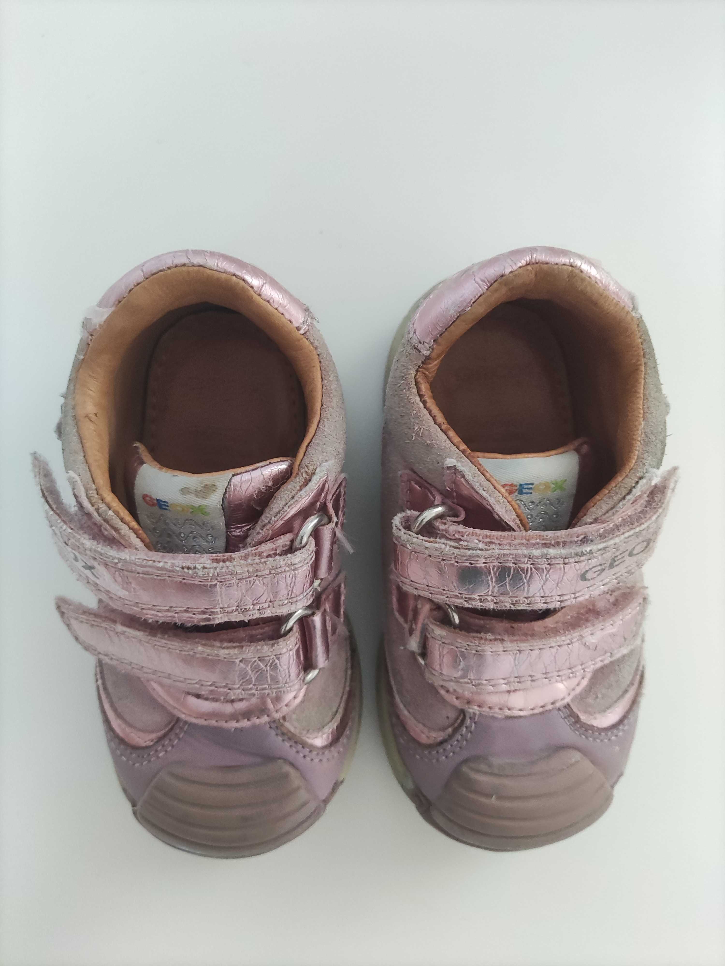 Sapatilhas e sapatos criança