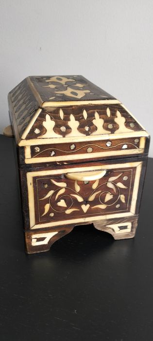 Fabulosa caixa com decoraçao embutida.