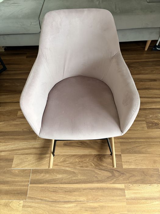 Bujany fotel pudrowy róż