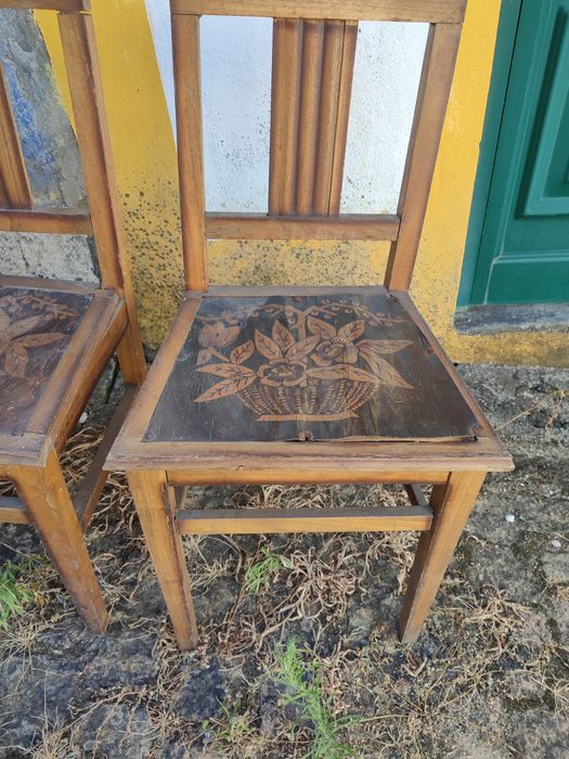 Três cadeiras antigas em madeira