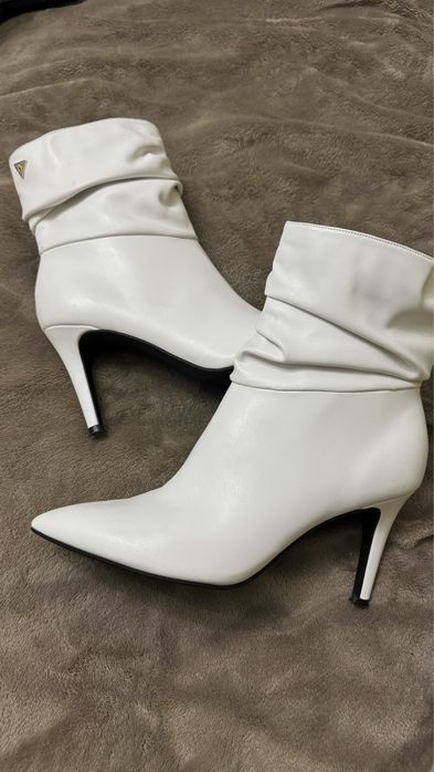 Білі сапожки Guess б/у в гарному стані