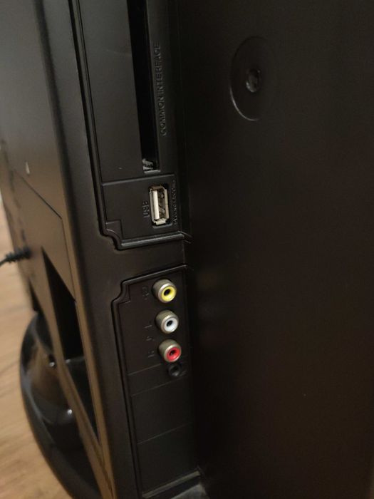 TV LCD Electronia 26" HD – HDMI, SCART, VGA – Com pequeno ruído