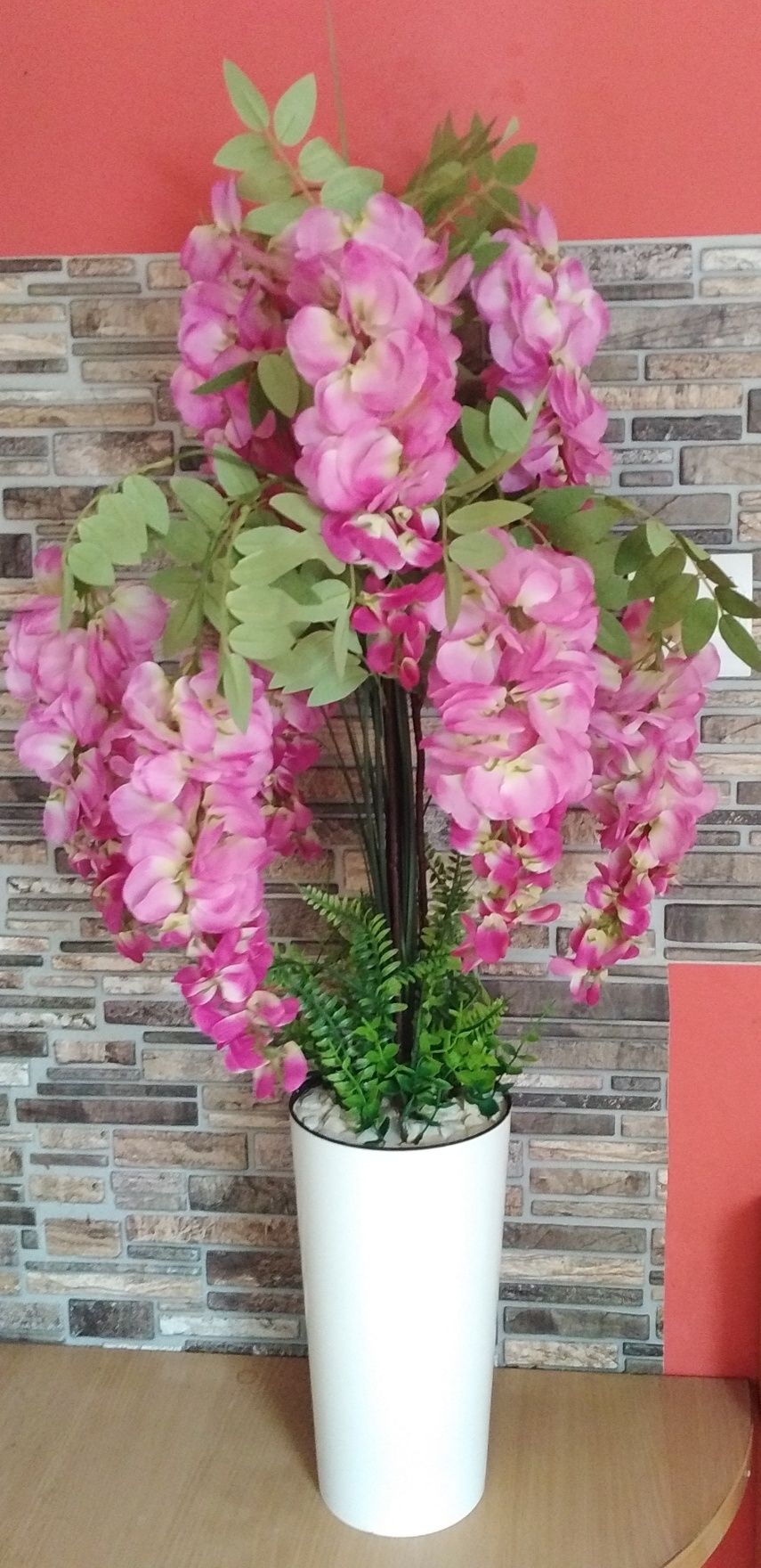 Piękna wisteria w wysokiej donicy