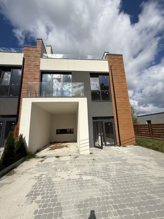 Продається таунхаус біля озера з терасами та басейном