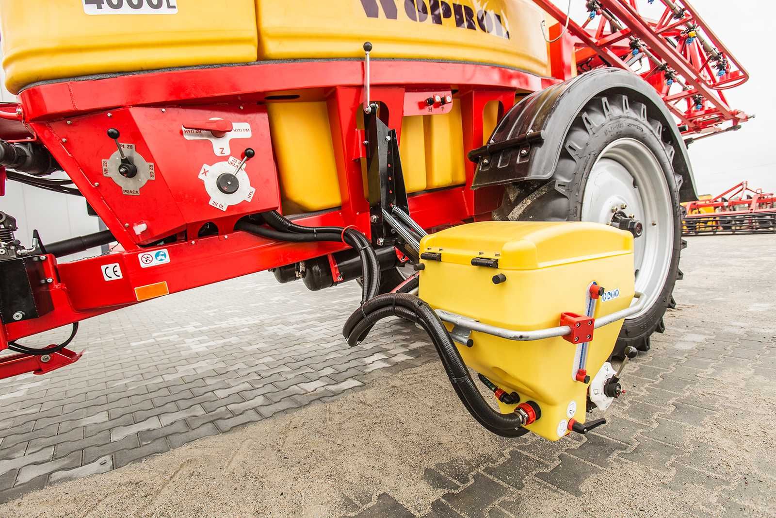 Opryskiwacz polowy przyczepiany rozkład. hydraulicznie PROTON - TORO