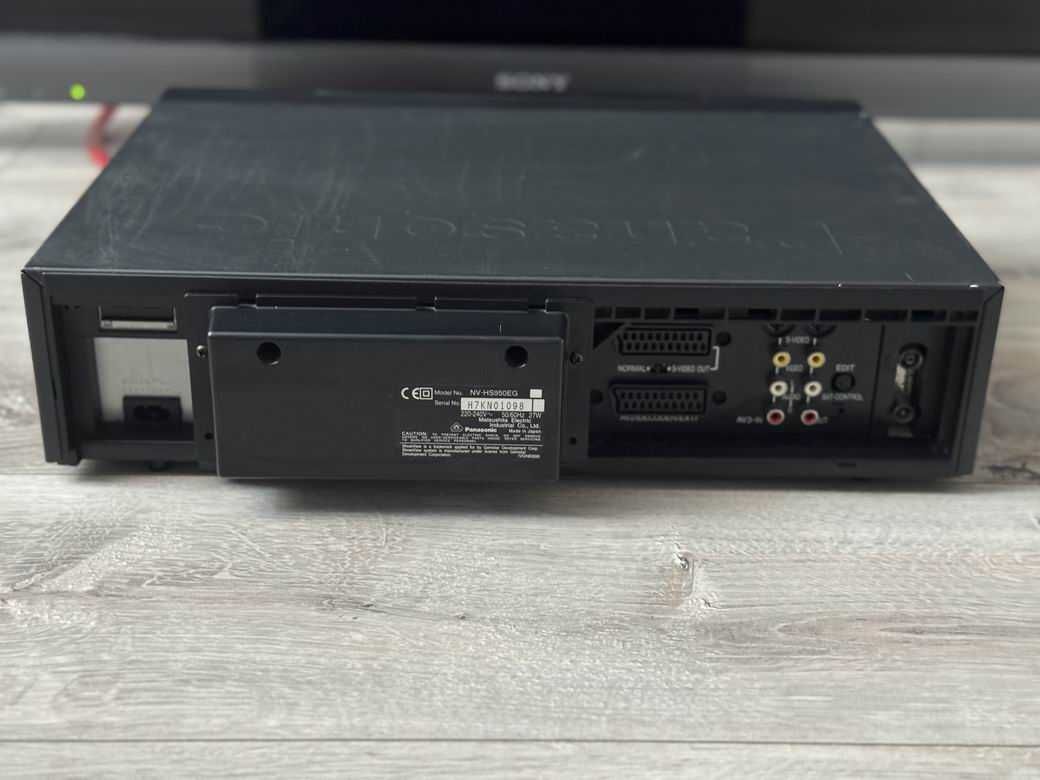 Magnetowid Panasonic NV-HS950 + oryginalny pilot