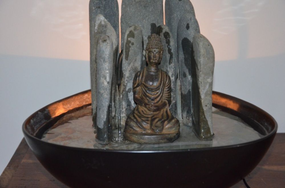 Fonte de Água Buda Sidarta, com iluminação e em pedra