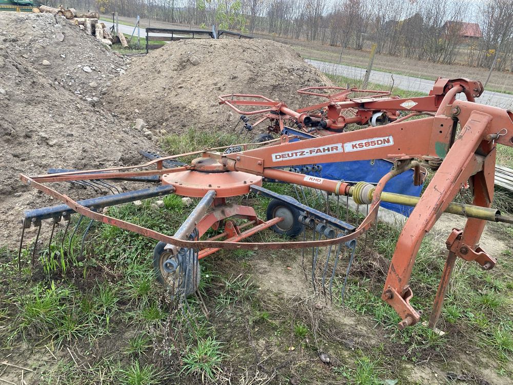 Maszyny rolnicze rozsiewacz, przewracarka i zgrabiarka