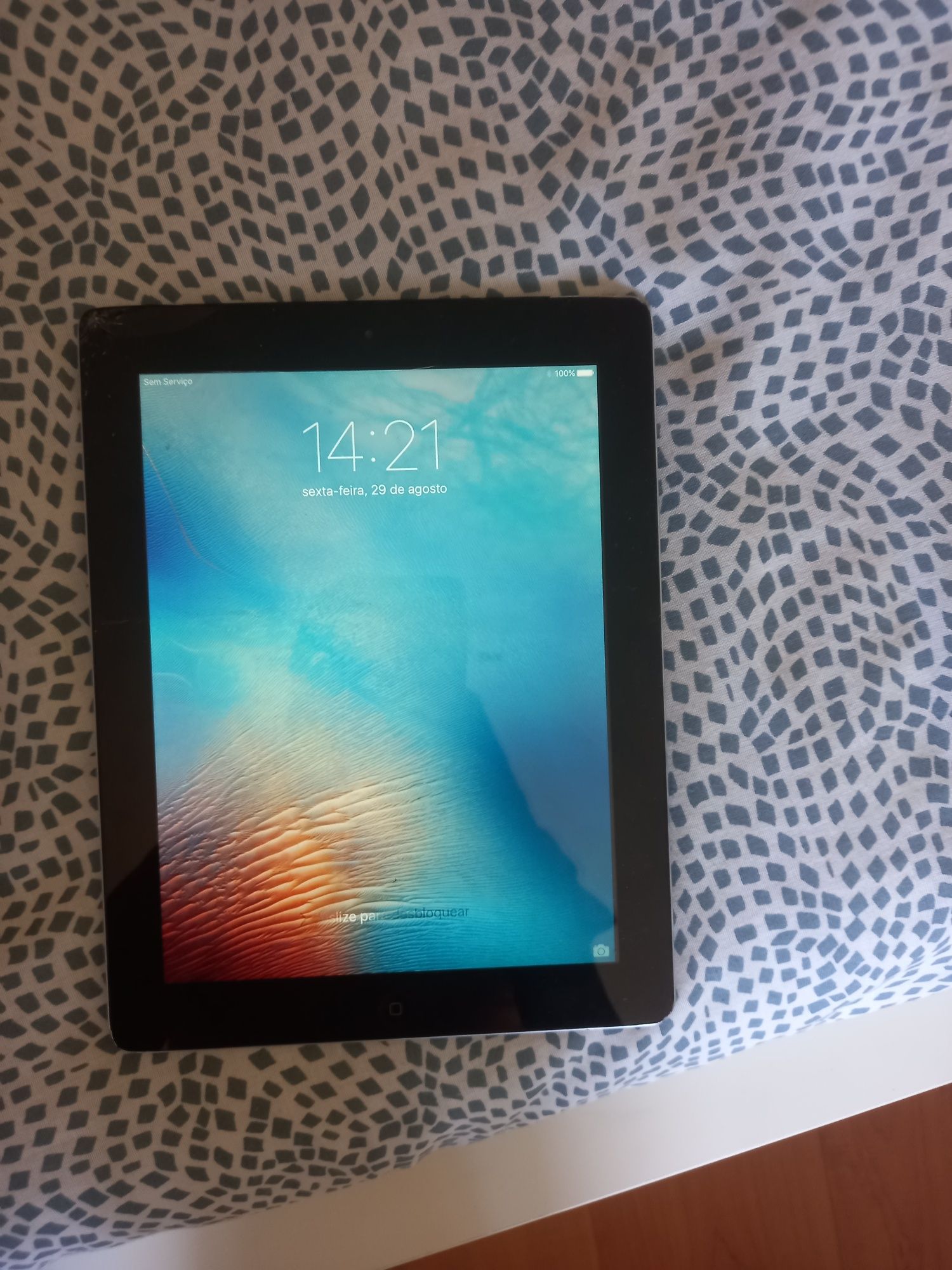 IPad com carregador universal