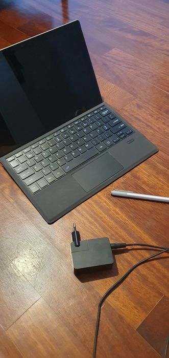 Surface Pro 4 com teclado e caneta