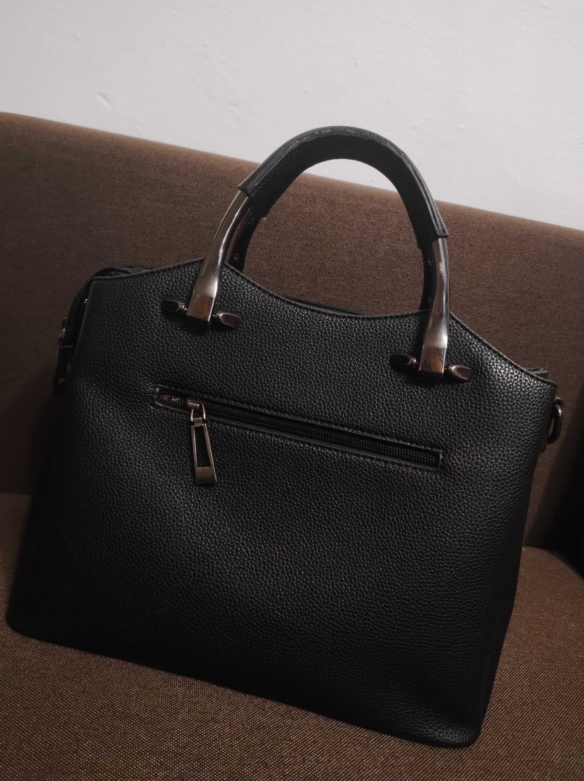 Жіноча сумка чорного кольору