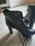 Sprzedam wygodne buty na skupku do koski