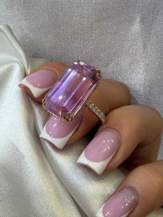 Pierścionek kunzyt 17.26 CT i diamentami naturalnymi 0.43 CT IGI