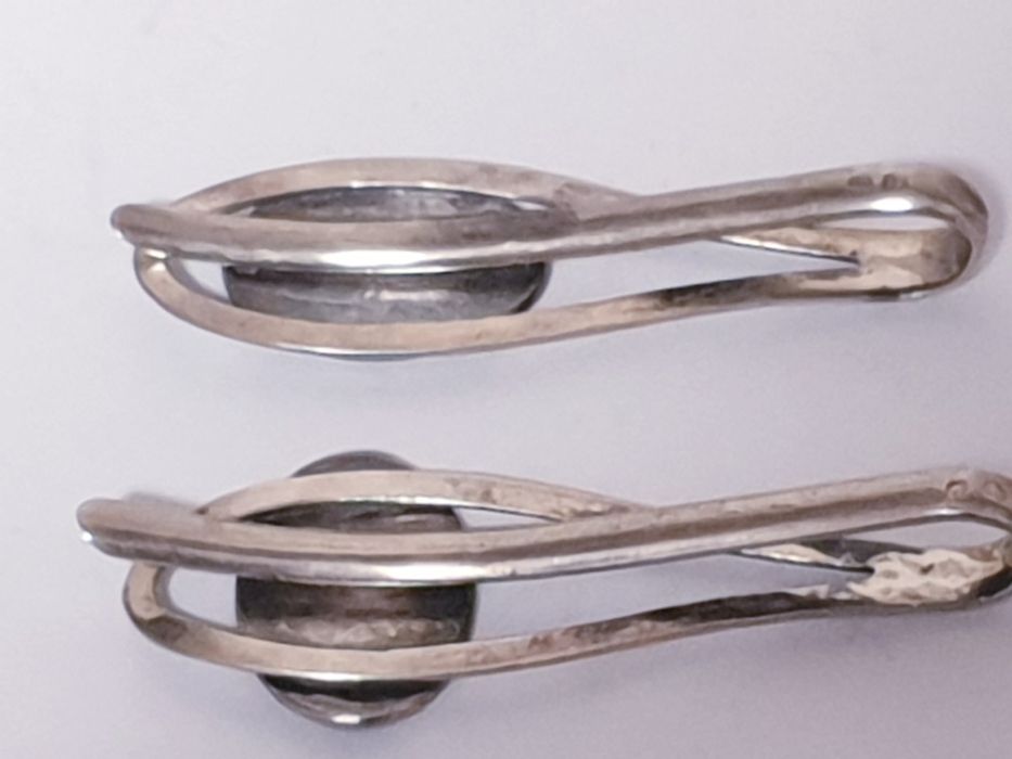 Antigos clips de gravatas em prata contrastada com esmalte