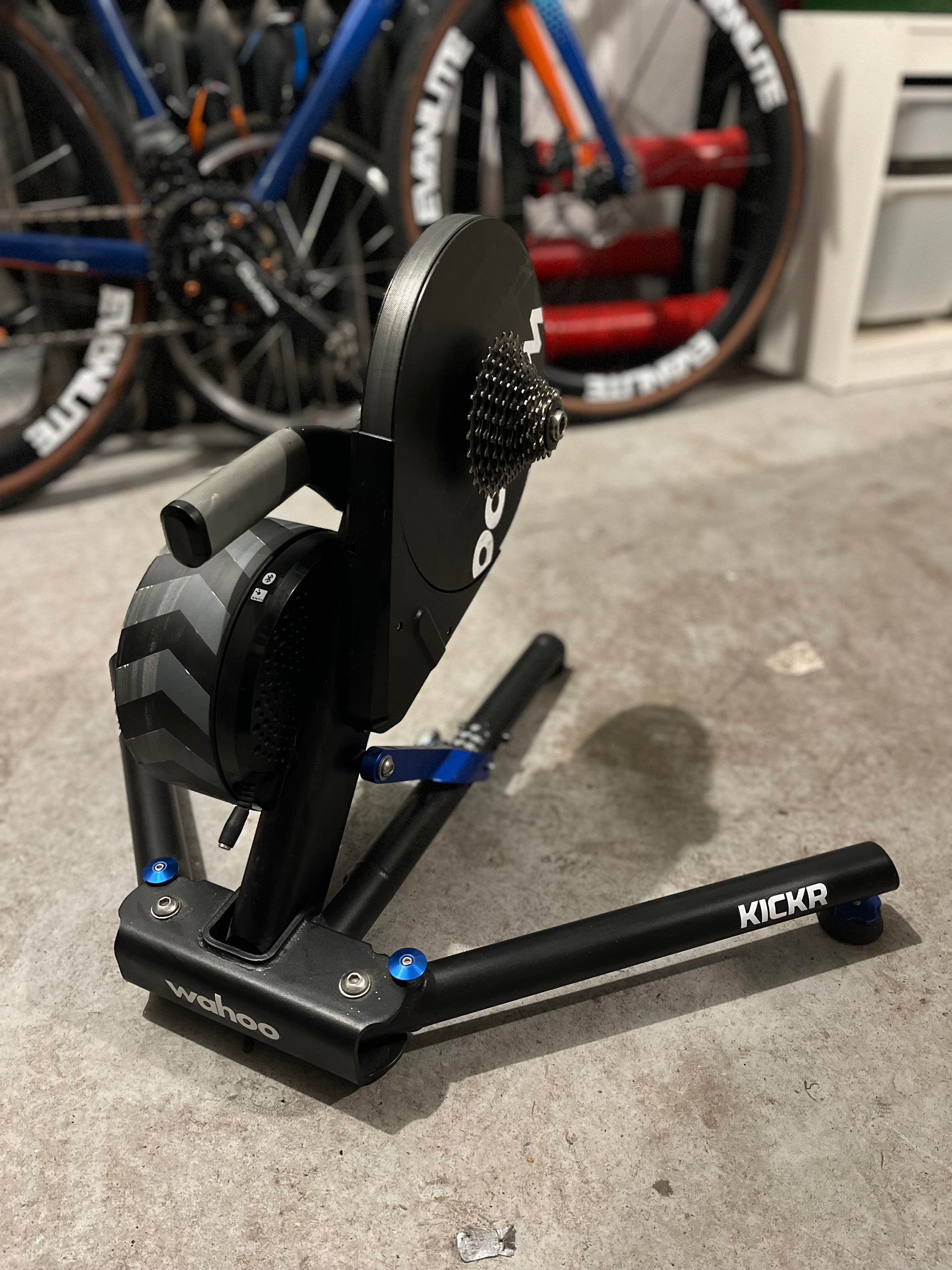 Trenażer interaktywny WAHOO KICKR Smart Power Trainer 4.0