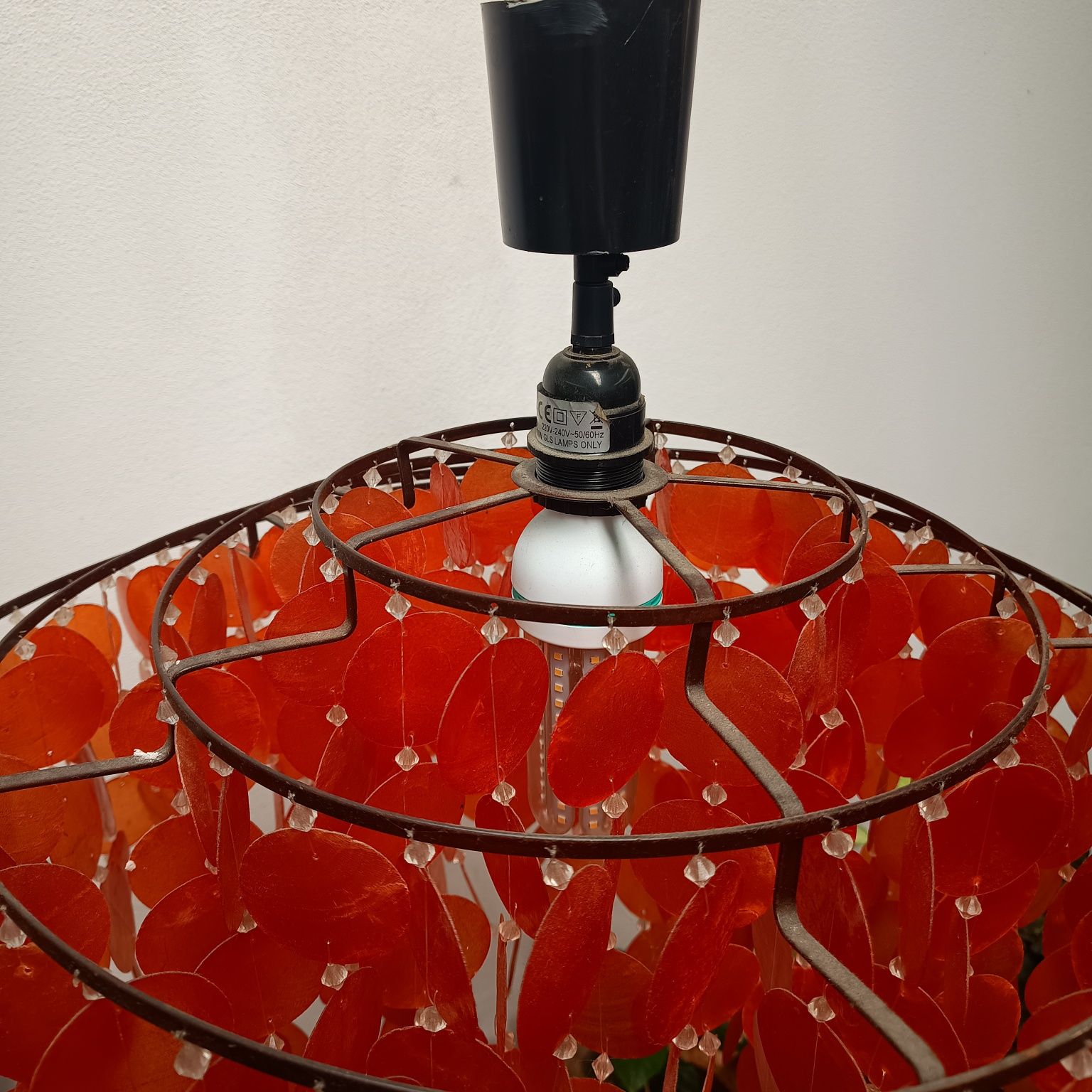 Candeeiro com folhas de vidro vermelho