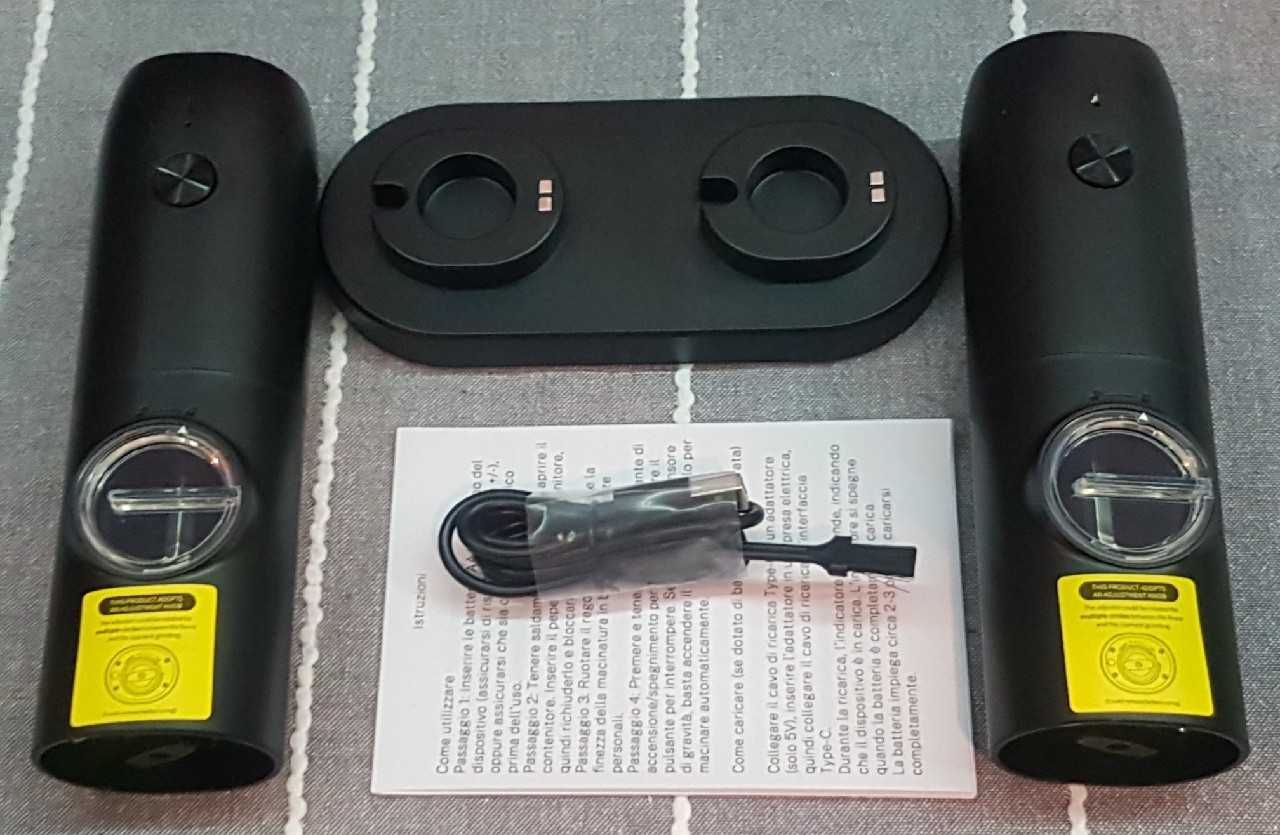 Młynki elektryczne do przypraw 2 sztuki ładowane USB na podstawie.