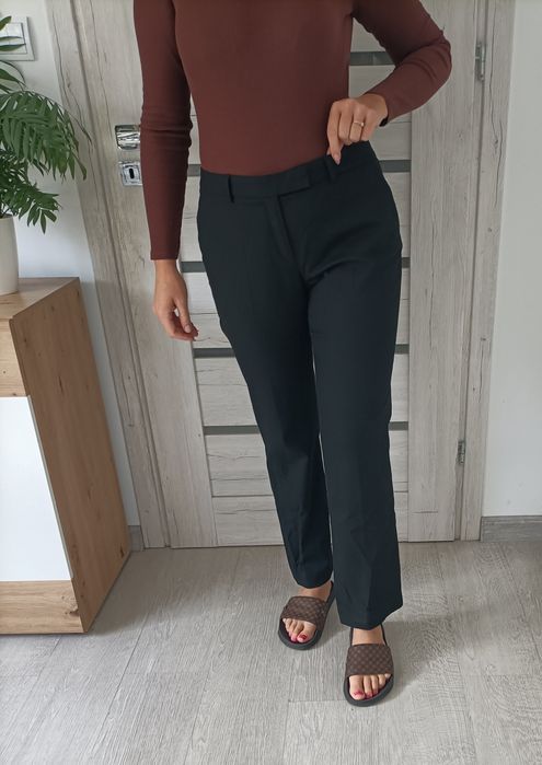 Czarne eleganckie spodnie garniturowe klasyczne z szerszą nogawka L 40